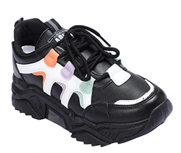 Sepatu sneakers dengan aksen tali sepatu berwarna kontras